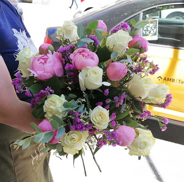RAMO DE FLORES PEONIAS y ROSAS BLANCAS"DELICATESSE" 2 peonias-rosa-flores