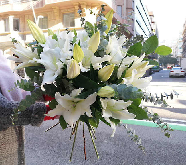 RAMO DE LILIUMS BLANCOS "ELEGANCE" 2 enviar-ramo-lilliums-blancos