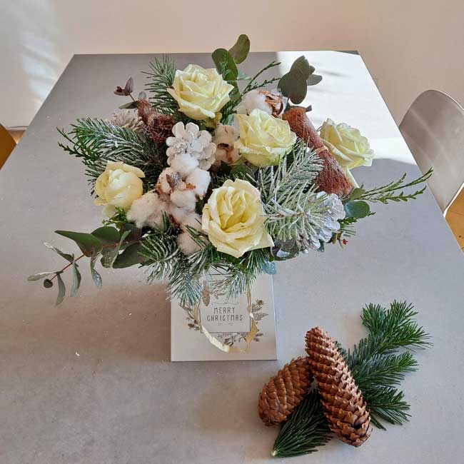 RAMO NAVIDEÑO EN CAJA BLANCA 1 ramo-flores-blancas-navidad
