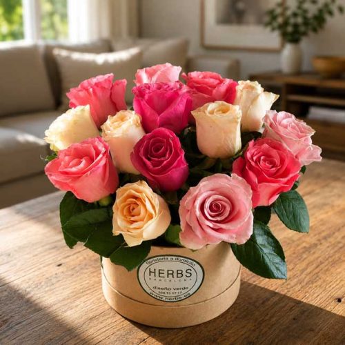 Caja sombrerera con 15 rosas de color rosa pastel