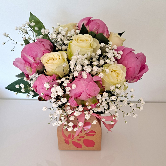 PEONIAS Y ROSAS BLANCAS 3 peonias-con-rosas