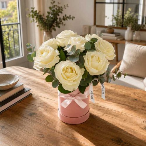 Ramo de rosas blancas en caja