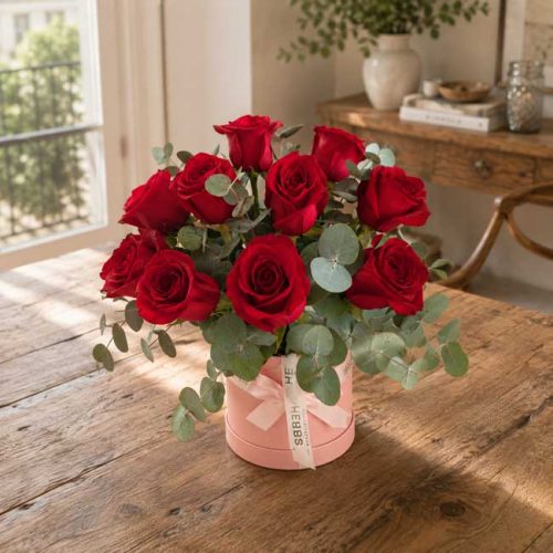Ramo de rosas rojas en caja